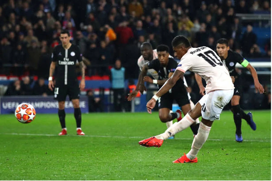 Cú sút Penalty đầy lạnh lùng của Rashford đá bay PSG khỏi Champions League. Ảnh: GETTY