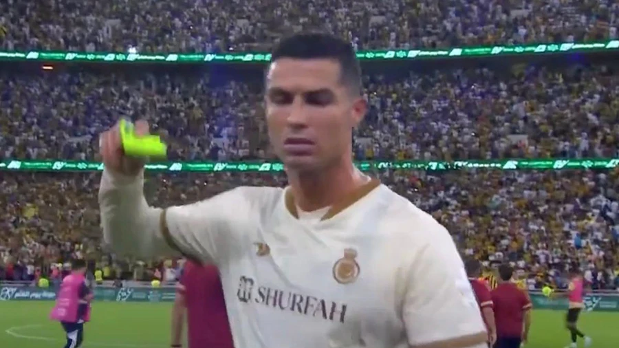 Ronaldo giật phăng chiếc băng đội trưởng Al Nassr. ẢNH: SKY SPORTS