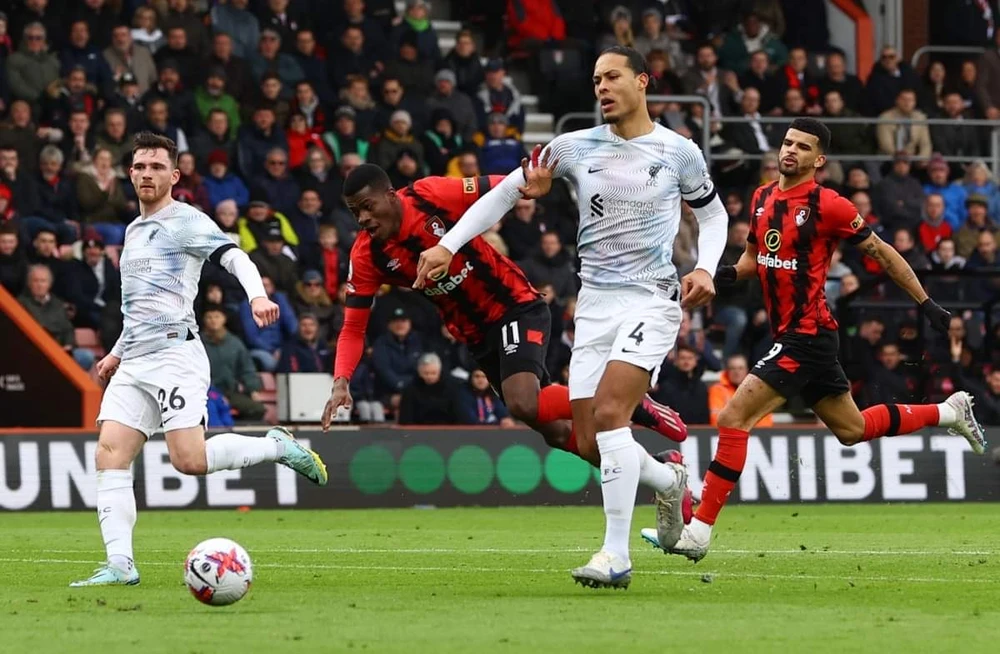 Hàng thủ Liverpool thi đấu thiếu tập trung và để lộ ra nhiều khoảng trống trước khung thành Alisson. Ảnh: Getty