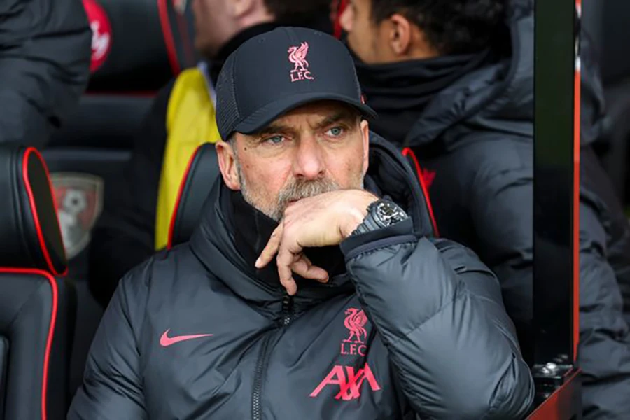 Klopp dường như không tin vào mắt mình khi chứng kiến đội nhà thua đội cuối bảng Premier League ngay sau chiến thắng "hủy diệt" MU. ẢNH: GETTY