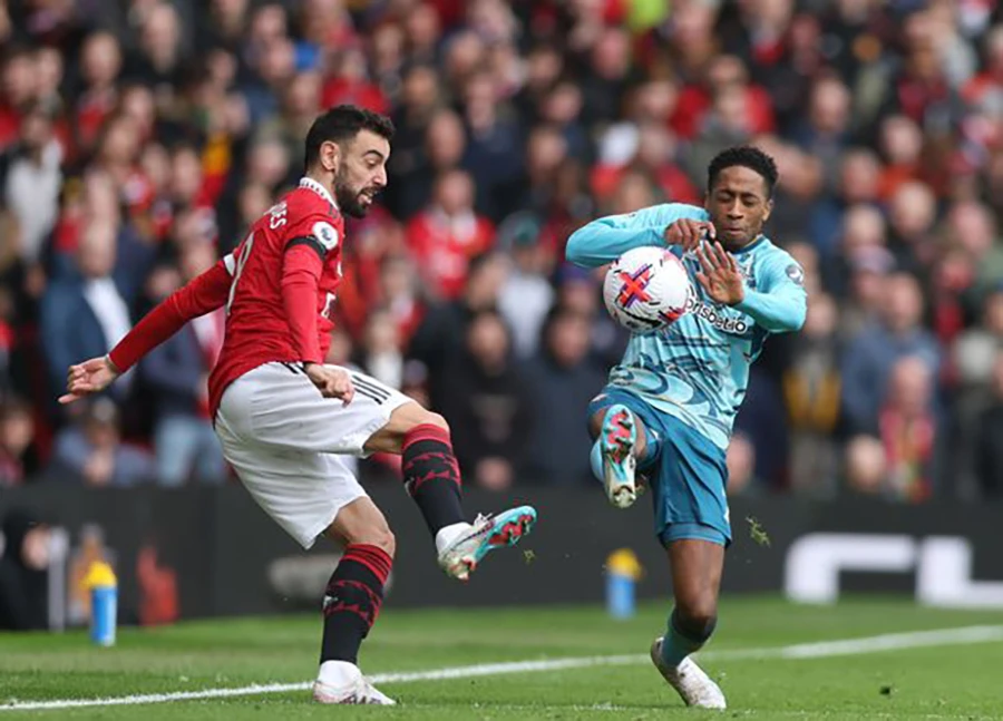 Bruno Fernades có thể thi đấu lùi sâu để hỗ trợ phòng ngự khi cần thiết. ẢNH: GETTY