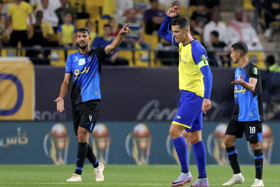 Ronaldo phẩy tay bày tỏ thái độ bất mãn với trọng tài. ẢNH: AFP