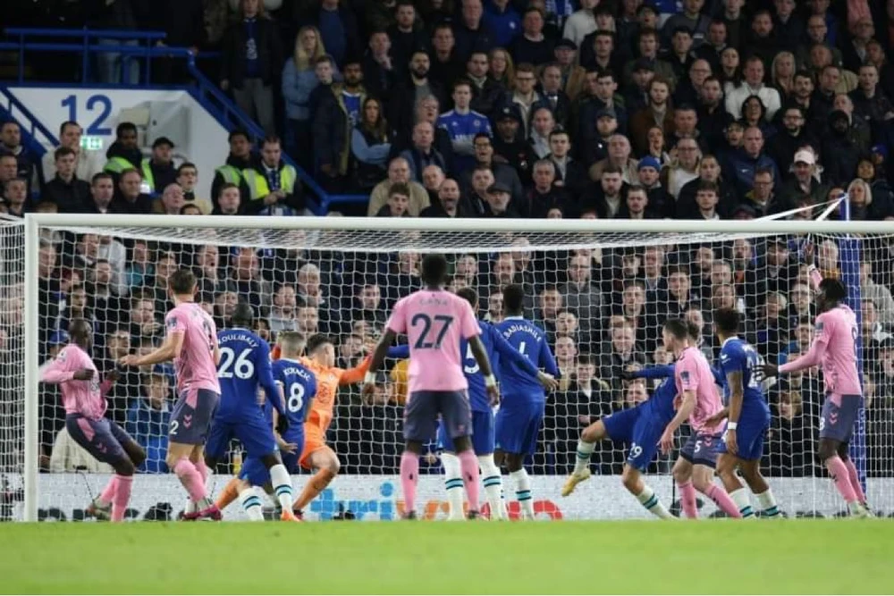 Sự lơ là ở hàng thủ làm cho Chelsea mất 3 điểm ngay trên sân nhà Stamford Brigde. Ảnh: Getty