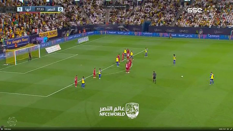 Ronaldo trước chấm đá phạt với dáng đứng quen thuộc. ẢNH: DAILY STAR