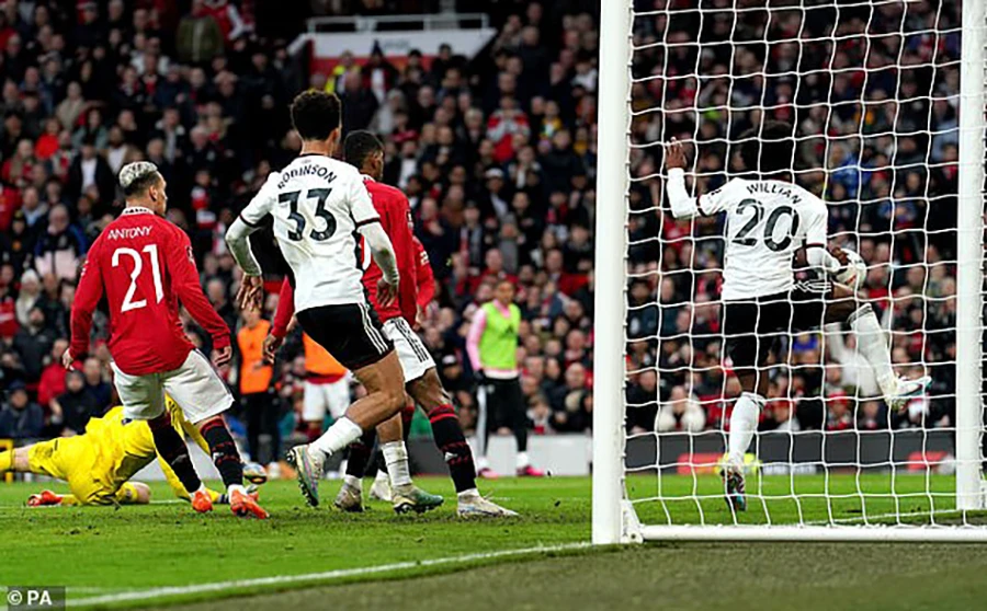 Khoảnh khắc Willian dùng tay ngăn cản bàn thua đã thay đổi hoàn toàn trận đấu. ẢNH: PA