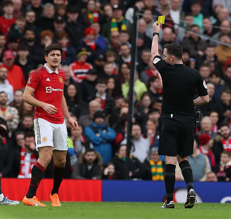 Đội trưởng Harry Maguire nhận thẻ vàng sau pha ngăn cản Mitrovic. ẢNH: GETTY