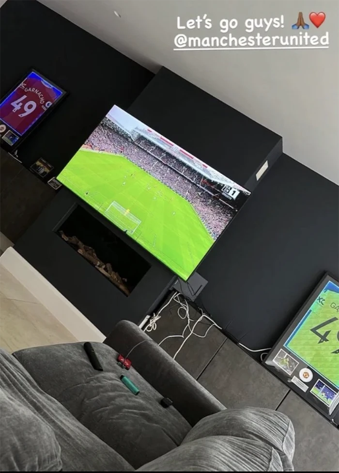 Bức ảnh ban đầu Garnacho đăng trên Instagram có chiếc thuốc lá điện tử màu xanh. ẢNH: INSTAGRAM GARNACHO