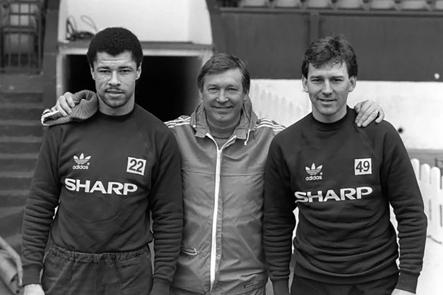 Paul McGrath (trái) từng bị Sir Alex Ferguson ép phải giải nghệ ngay lập tức. ẢNH: GETTY
