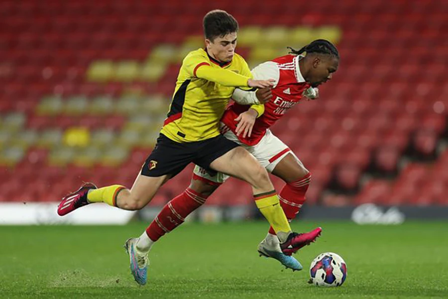 Harry Amass (áo vàng) được xem là thần đồng mới của bóng đá Anh. ẢNH: GETTY