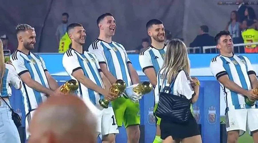 Martinez và các cầu thủ Argentina lặp lại hành động đáng xấu hổ. ẢNH: GETTY