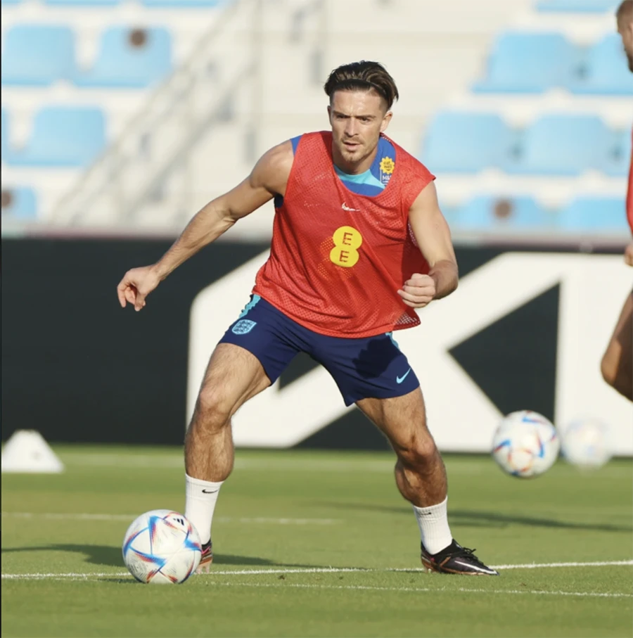 Bắp chân khổng lồ của Jack Grealish và thói quen mang tất dưới bắp chân. ẢNH: SUN SPORTS