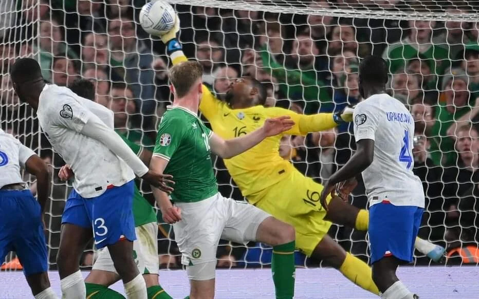 Nếu không có sự xuất sắc của thủ thành Maignan rất có thể Pháp đã chia điểm ở những phút cuối. Ảnh: Getty