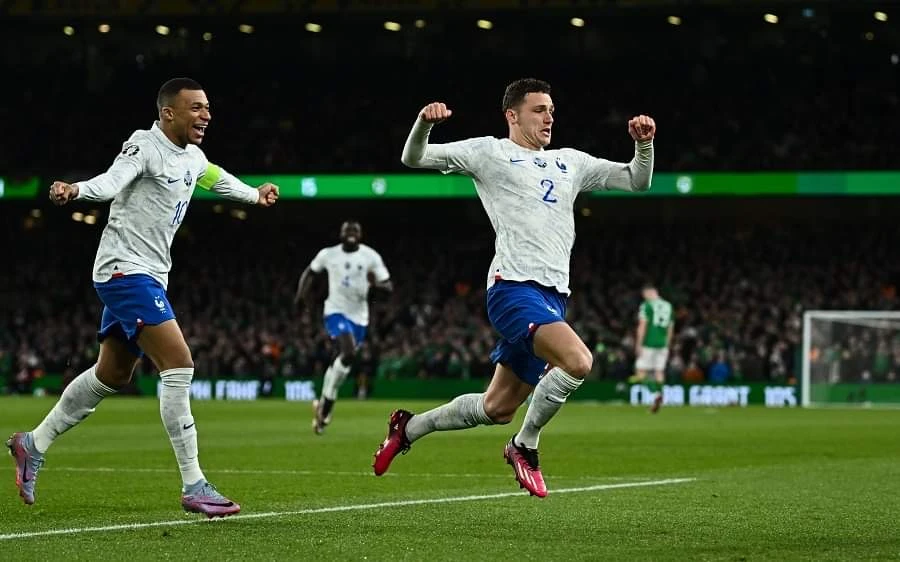 Cú nã đại bác của Pavard giúp tuyển Pháp vươn lên dẫn trước. Ảnh: Getty