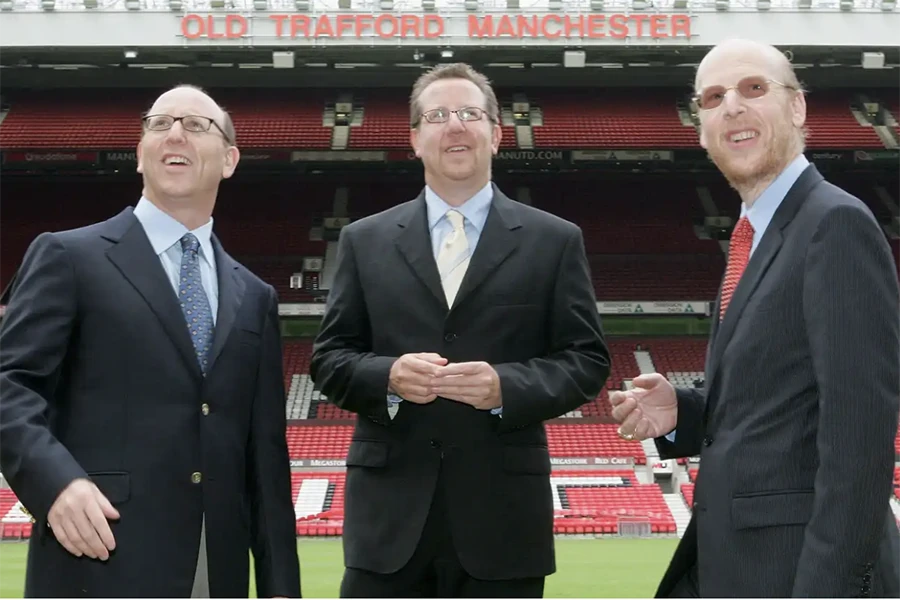 Nhà Glazer khiến MU nợ chồng chất và bị các fan "quỷ đỏ" phản đối trong nhiều năm nay. ẢNH: SUN SPORTS