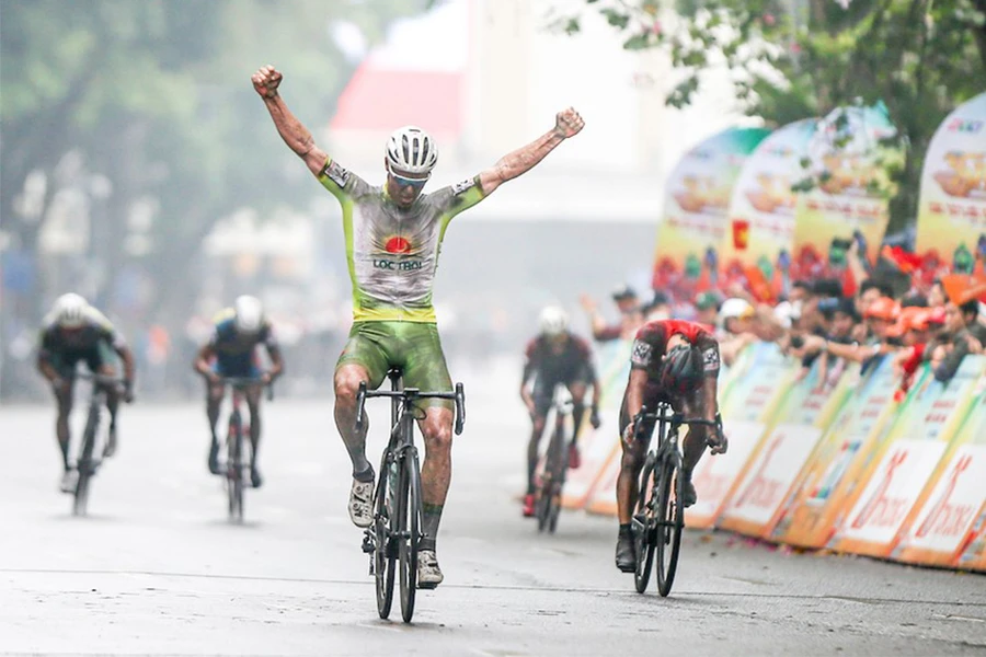 Quá mạnh và quá tự tin, Petr Rikunov hơn người về nhì 2” và hơn đương kim áo vàng đến 25”. Ảnh: PHẠM HUY Quá mạnh và quá tự tin, Petr Rikunov hơn người về nhì 2” và hơn đương kim áo vàng đến 25”. Ảnh: PHẠM HUY