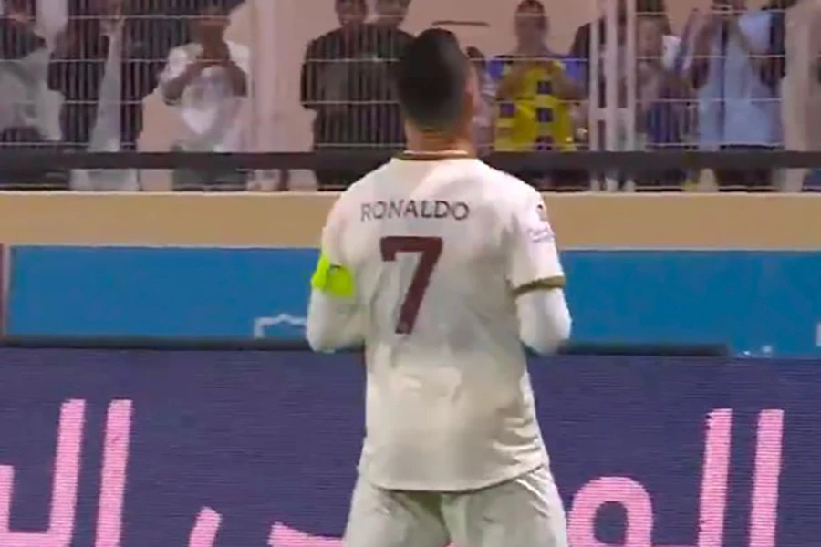 Ronaldo có thể đối đầu với Messi tại Saudi Pro League. ẢNH: DAILY STAR