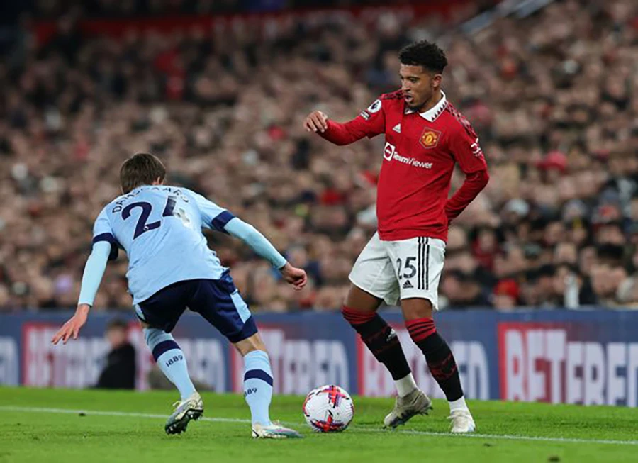 Sancho thay Weghorst đá chính trong trận MU gặp Brentford. ẢNH: GETTY