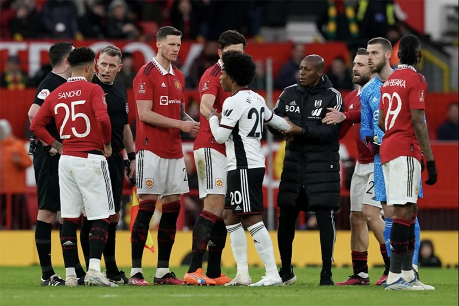 MU bị phạt 65.000 bảng Anh vì để các cầu thủ bao vây trọng tài trong trận đấu với Fulham tại tứ kết FA Cup. ẢNH: PA