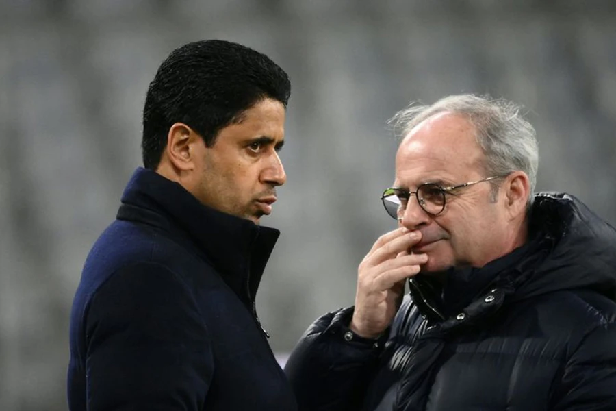 Chủ tịch PSG Nasser Al-Khelaifi (trái) rất không hài lòng về màn trình diễn của đội nhà trong năm 2023. ẢNH: GETTY