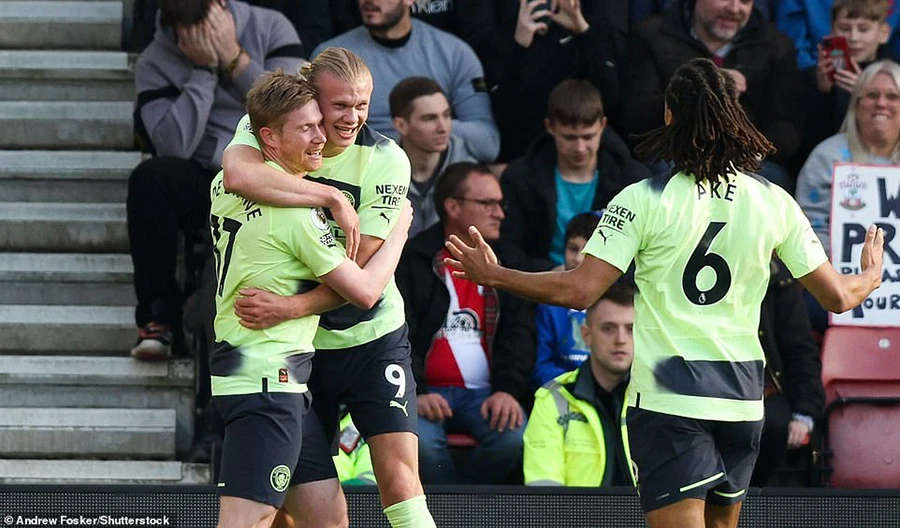 De Bruyne có kiến tạo thứ 100 tại Premier League giúp Haaland mở tỉ số trận đấu. ẢNH: SHUTTERSTOCK