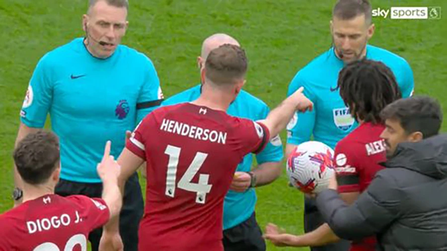 Đội trưởng Henderson chỉ thẳng vào mặt trợ lý trọng tài. ẢNH: SKY SPORTS