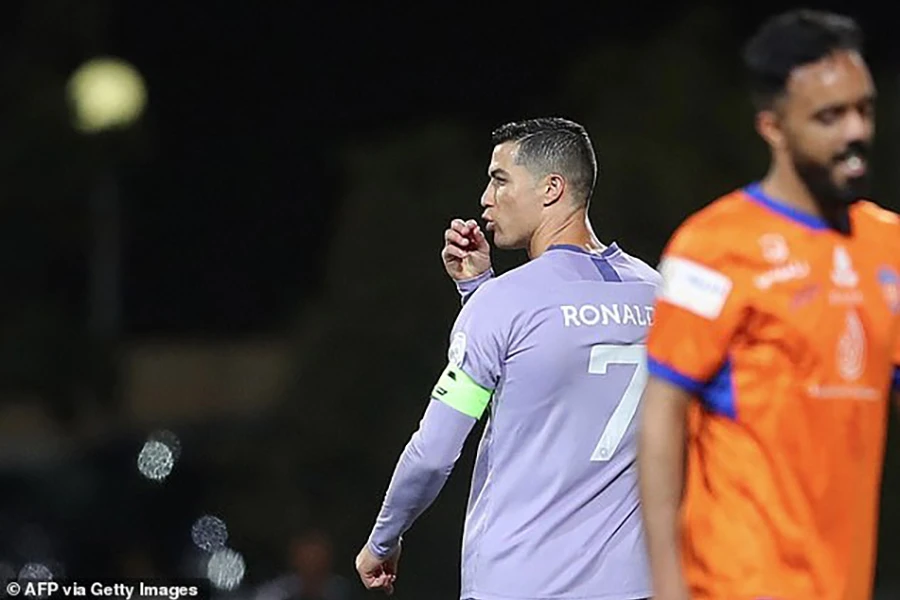 Ronaldo tức giận yêu cầu đối thủ "ngậm miệng lại". ẢNH: GETTY