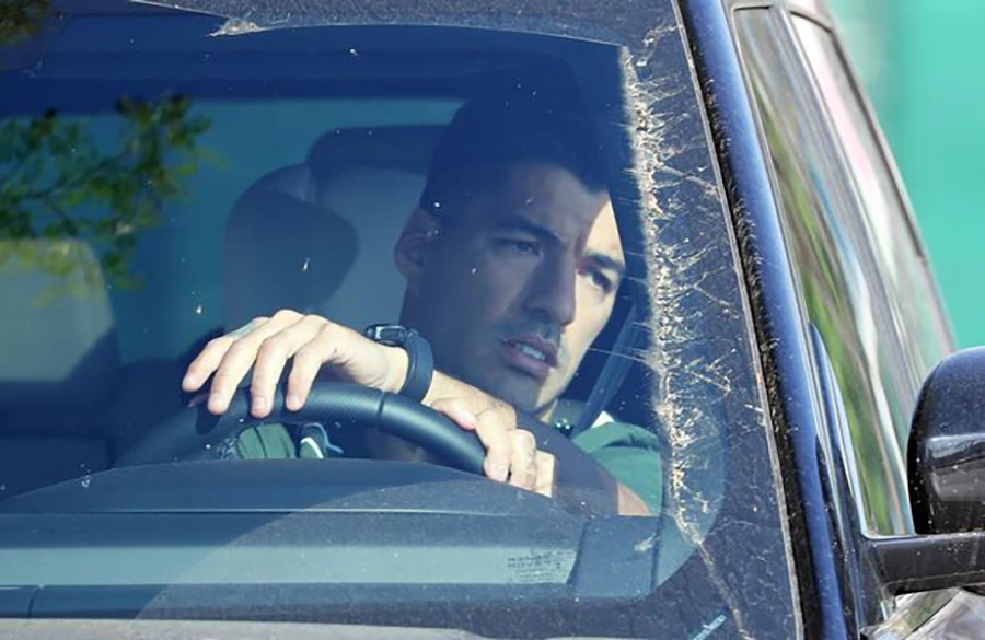 Suarez không thể đến MU vì điều khoản trong hợp đồng với Barca. ẢNH: GETTY