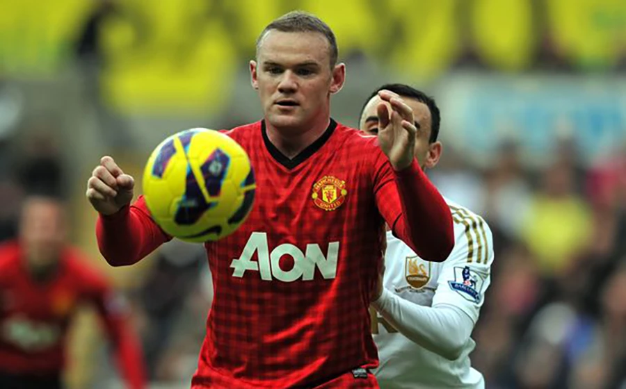 Pha dùng ngực đỡ bóng của Wayne Rooney... ẢNH: GETTY