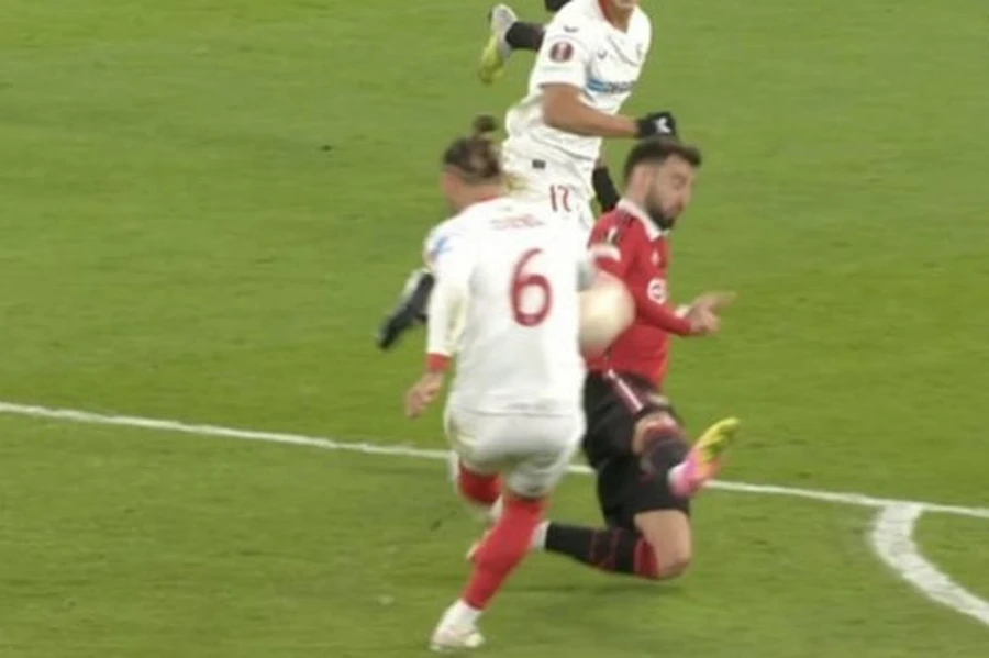 Gudelj sút bóng chạm tay Bruno Fernandes ở cự ly rất gần. ẢNH: BT SPORTS