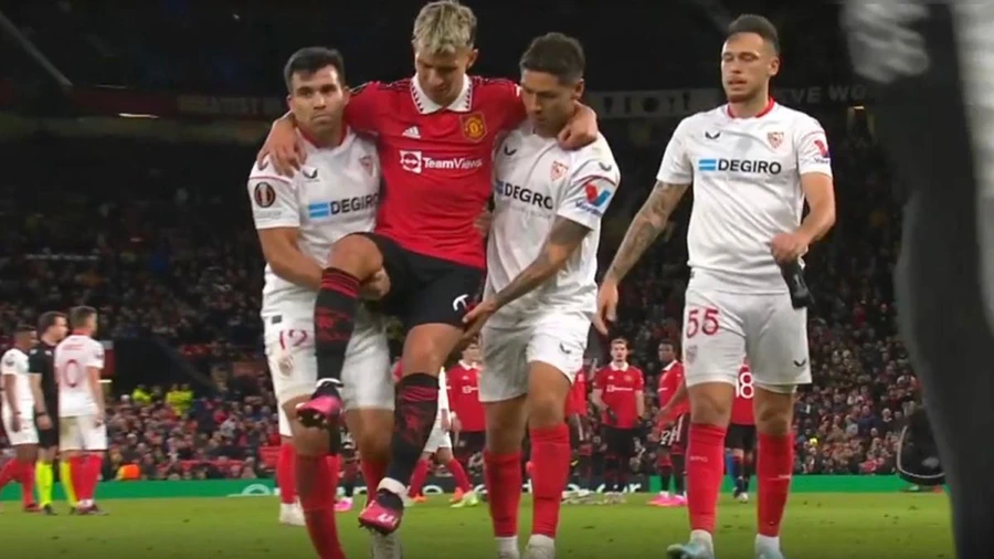 Martinez được hai người đồng đội ở tuyển Argentina đang chơi cho Sevilla khiêng ra sân. ẢNH: GETTY Martinez được hai người đồng đội ở tuyển Argentina đang chơi cho Sevilla khiêng ra sân. ẢNH: GETTY