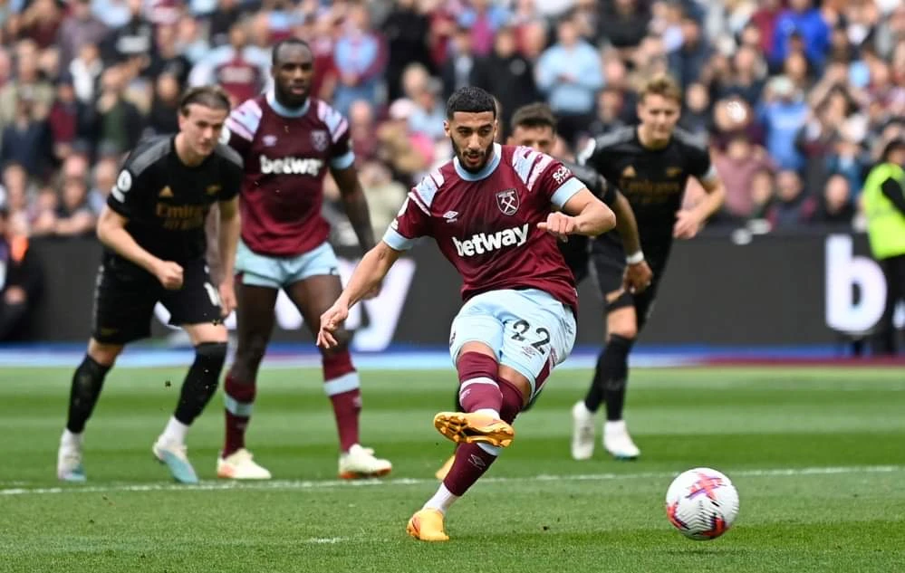 Bàn thắng rút ngắn tỷ số xuống 1-2 của Benrahma giúp West Ham lấy lại tinh thần. Ảnh: Getty