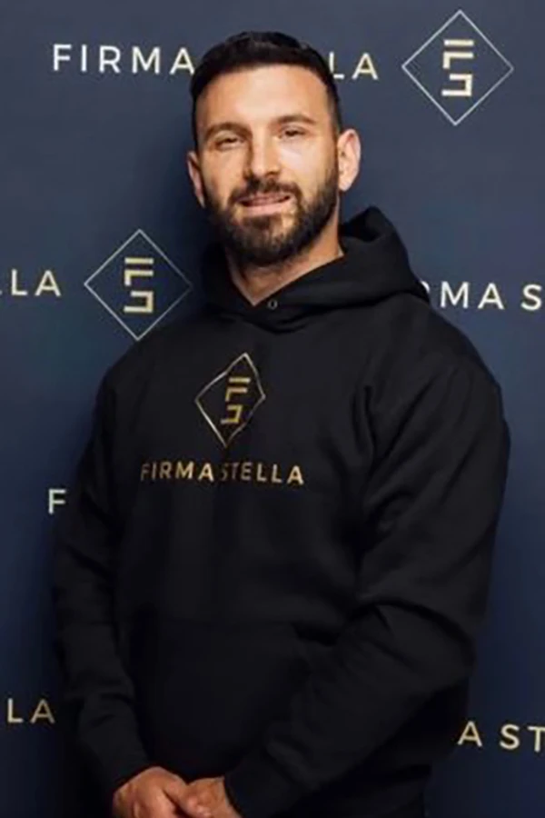 Peter Johnson trở thành triệu phú nhờ bán những vật phẩm có chữ ký của Ronaldo và Messi, cũng như những người nổi tiếng khác trong giới thể thao. ẢNH: INTERNET