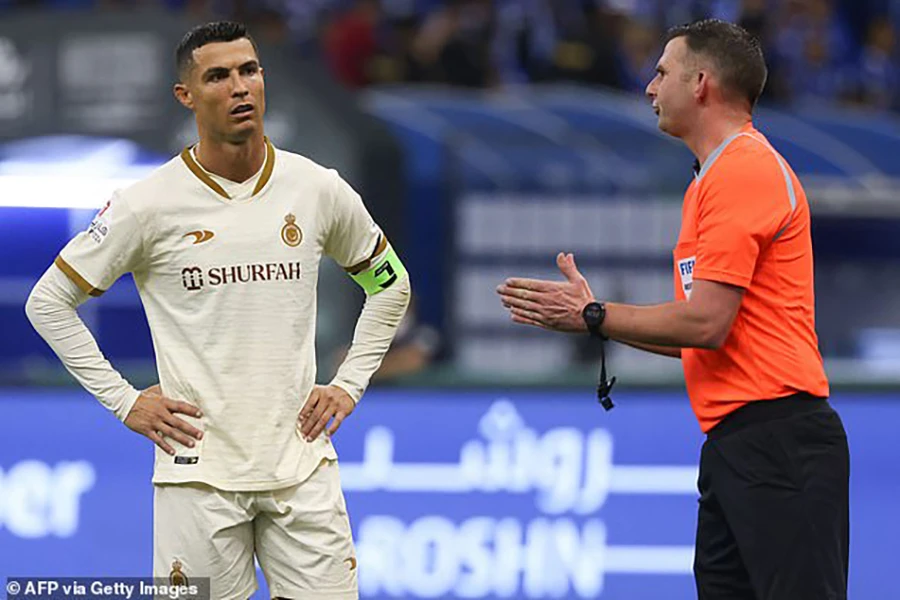 Trọng tài Michael Oliver rút thẻ vàng phạt Ronaldo. ẢNH: GETTY
