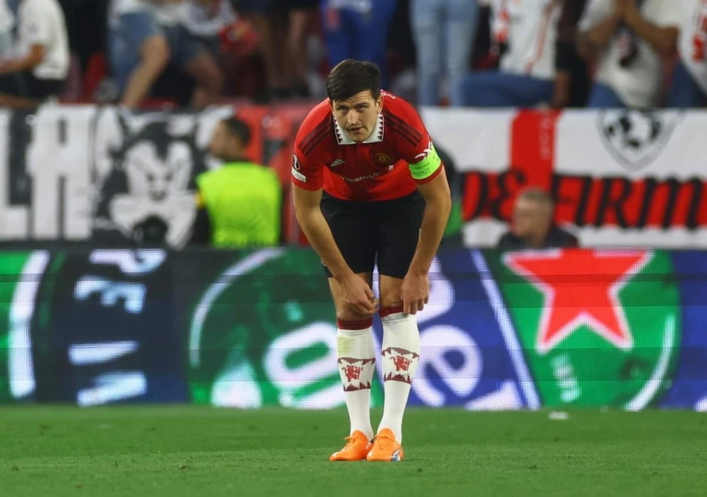 Harry Maguire liên tiếp mắc sai lầm ở trận lượt đi và về trước Sevilla. Ảnh: Reuters
