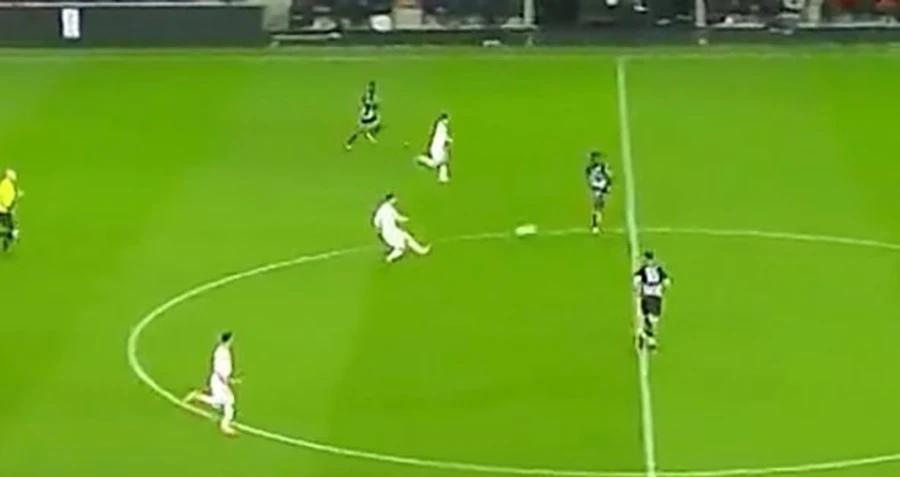 Messi chuyền bóng xé toang hàng thủ Angers cho Mbappe dùng tốc độ thoát xuống nhận bóng... ẢNH: MIRROR