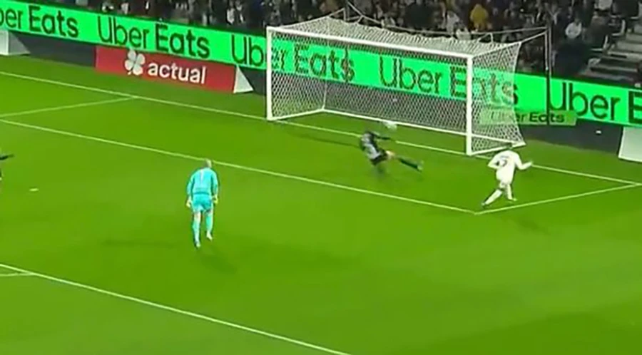 ... và Mbappe sút bóng vào lưới trống. ẢNH: MIRROR