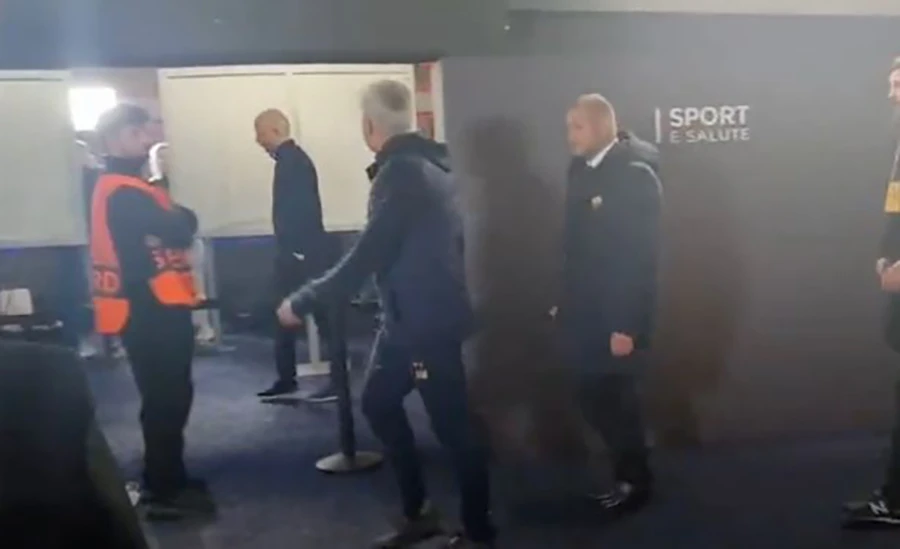 Hình ảnh Mourinho hét vào mặt Slot. ẢNH: KIJK