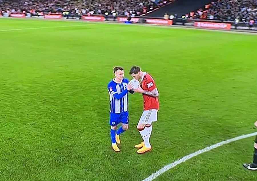 "Nụ hôn thần chết" của Weghorst. ẢNH: MIRROR