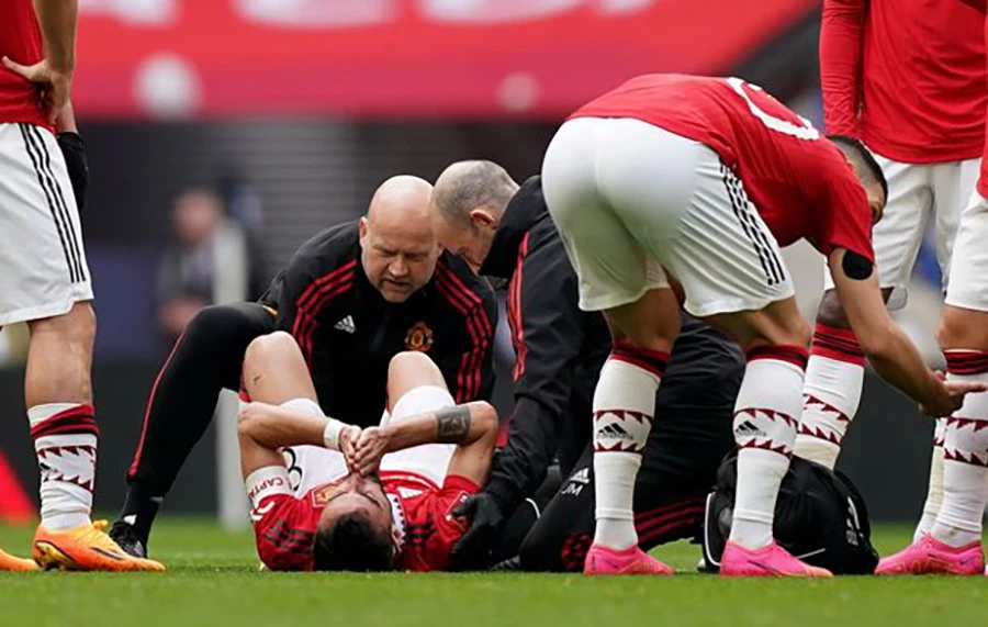 Bruno Fernandes dính chấn thương trong trận MU thắng Brighton ở bán kết FA Cup. ẢNH: GETTY