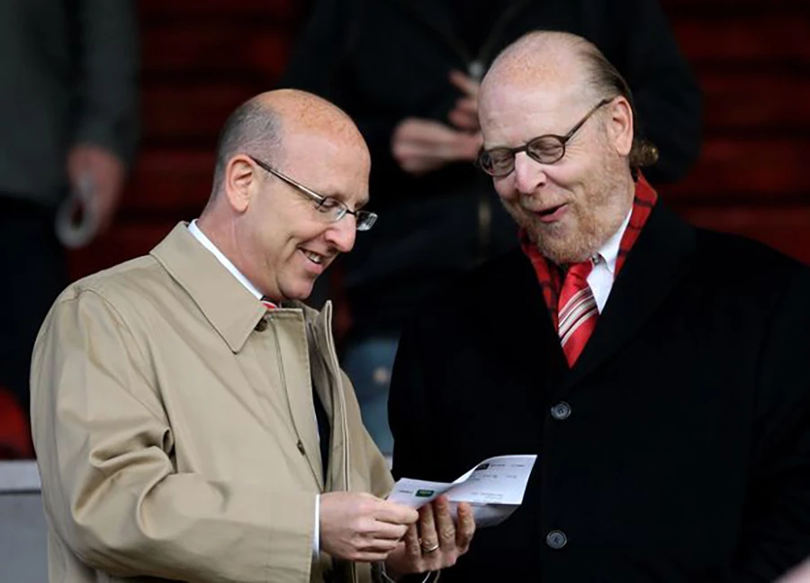 Joel và Avram Glazer vẫn ở lại Old Trafford nếu bán MU cho Ratcliffe. ẢNH: GETTY