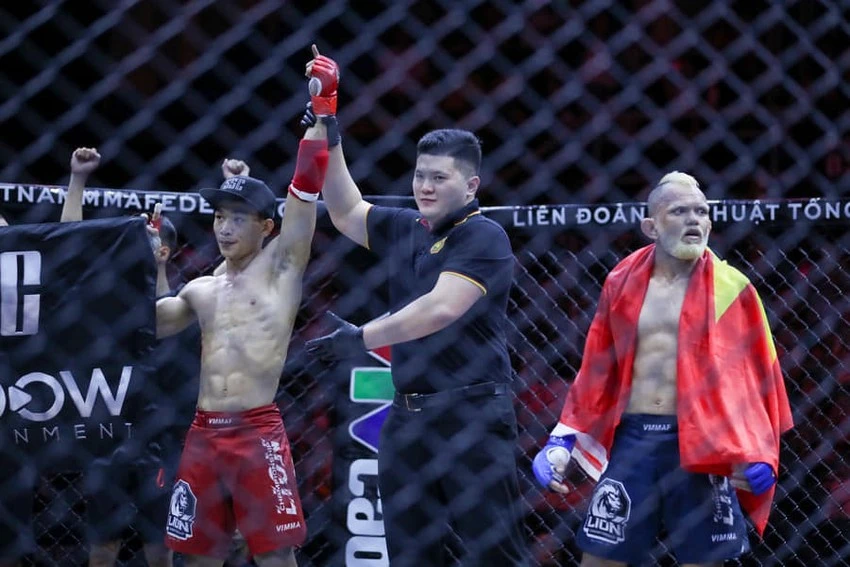 Oliveira ngơ ngác sau khi trọng tài tuyên bố Ngọc Lượng giành chiến thắng. ẢNH: MMAG Oliveira ngơ ngác sau khi trọng tài tuyên bố Ngọc Lượng giành chiến thắng. ẢNH: MMAG