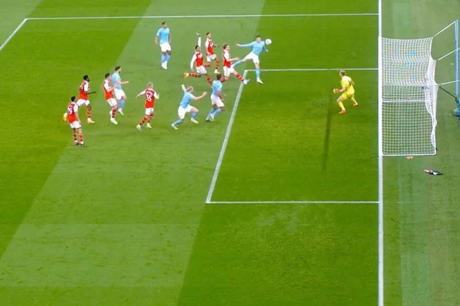 Stones đánh đầu tung lưới Arsenal trong thế không bị ai theo kèm. ẢNH: BT SPORTS