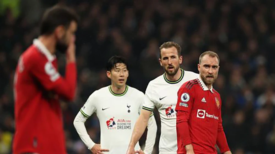 Bruno Fernandes (trái) không thể kết liễu Tottenham khiến MU phải trả giá. ẢNH: GETTY