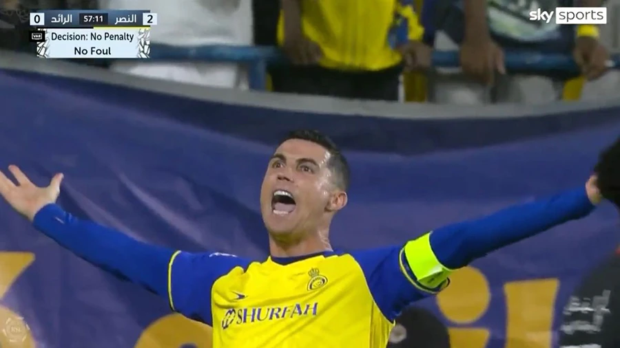 Ronaldo tức giận vì anh bị phạm lỗi trong vòng cấm mà Al Nassr không được hưởng 11m. ẢNH: SKY SPORTS