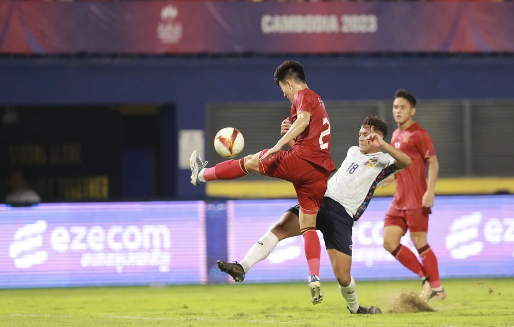 U-22 Lào chơi rất hay trong những phút đầu hiệp 2. ẢNH: ANH PHƯƠNG