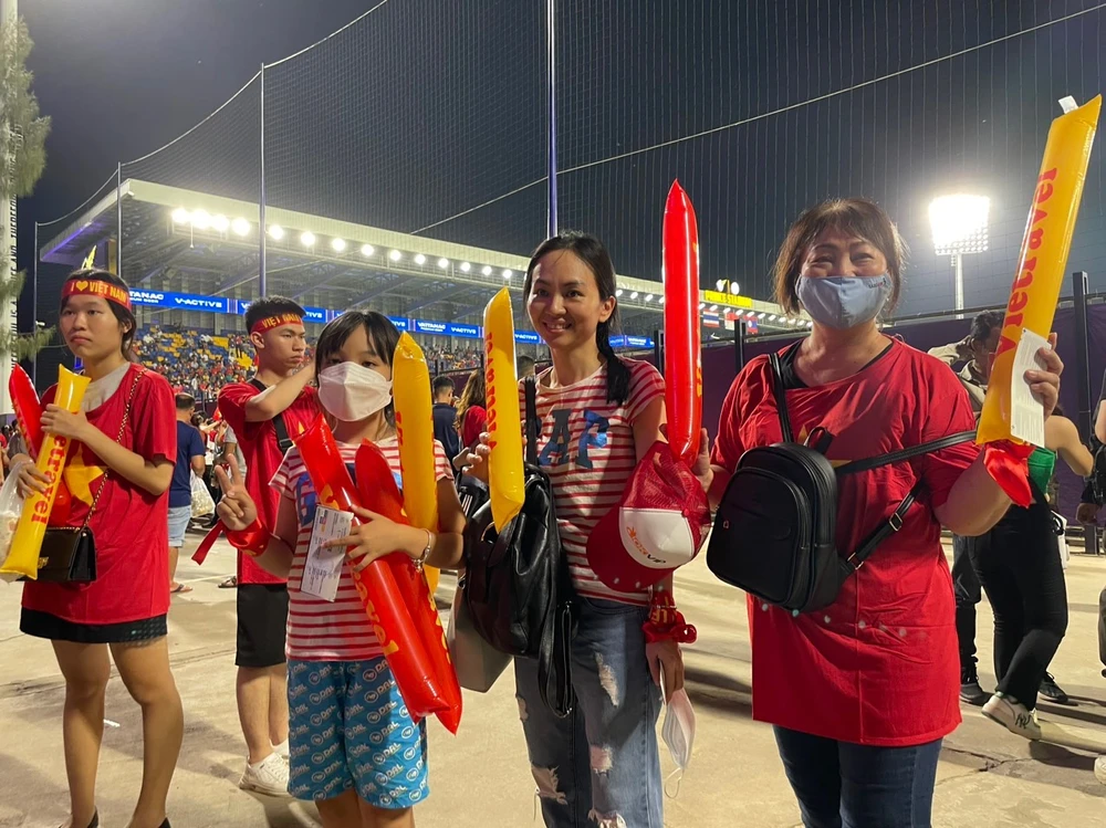 U-22 Việt Nam may mắn thắng Lào ảnh 9