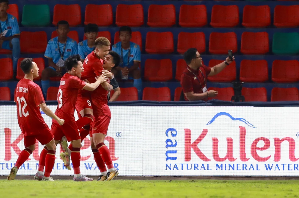 Các cầu thủ U-22 Việt Nam ăn mừng bàn thắng mở tỉ số. ẢNH: ANH PHƯƠNG