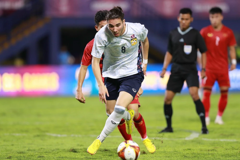 Các cầu thủ Lào thường tập trung bóng cho Roman Angot. ẢNH: ANH PHƯƠNG