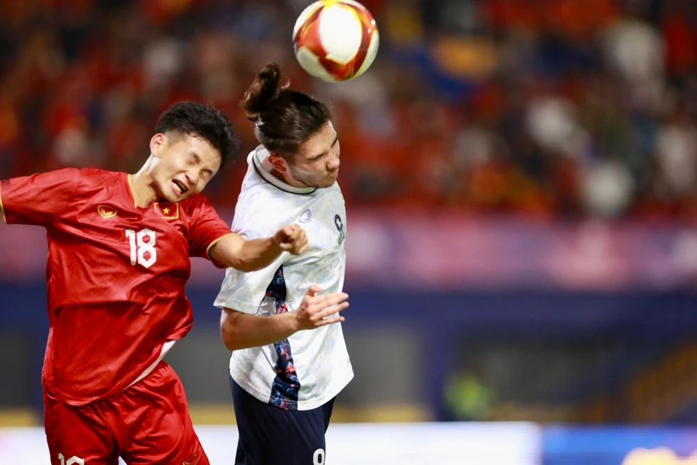 Các cầu thủ Lào thi đấu cực kỳ quyết liệt. ẢNH: ANH PHƯƠNG