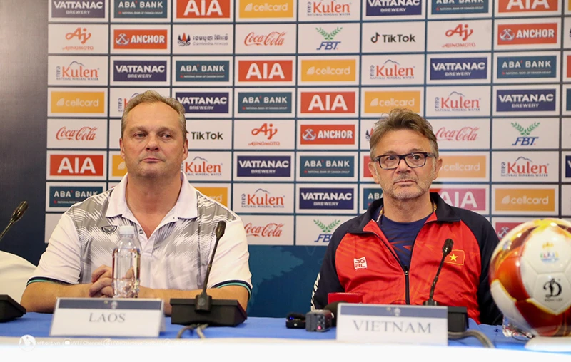 HLV người Pháp Philippe Troussier của U-22 Việt Nam và HLV người Đức Michael Weiss của U-22 Lào trong buổi họp báo kỹ thuật trước SEA Games 32. ẢNH: VFF